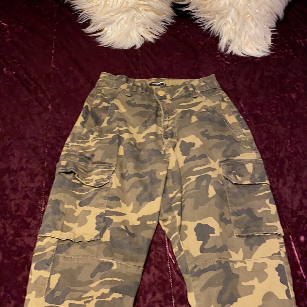 FashionNova camo pants size small